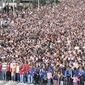 [Fotoreportage] 80.000 namen in stilte afscheid van Joe