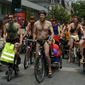 Les cyclonudistes en promenade dans les rues de Bruxelles