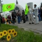 Actievoerders sluiten symbolisch de kerncentrale van Tihange