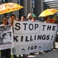 Demonstranten tegen Arroyo: "Stop the killings in the Philippines!"