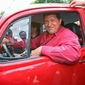 chavez in autotje.jpg