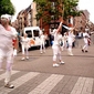 Zinneke Parade – Zinnode Paradid’H20- Portret van een man omringd door vrouwen.