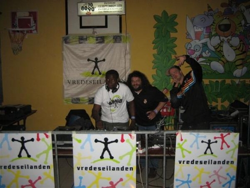 Click to begin slideshow 001crew.jpg