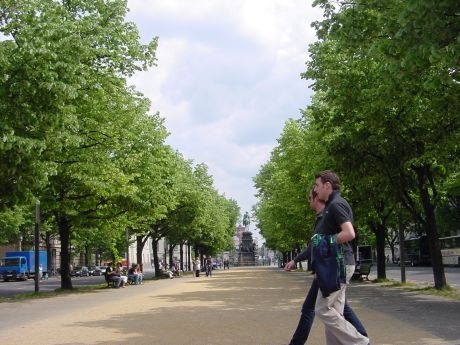 Click to begin slideshow 01-Unter-den-Linden.jpg