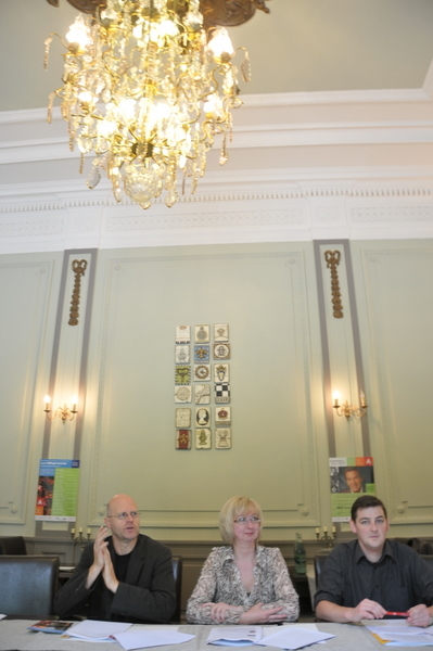 Click to begin slideshow 01.jpg