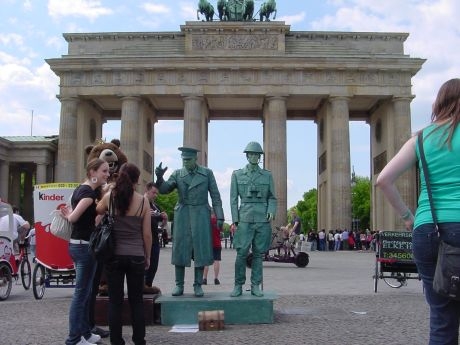 Click to begin slideshow 02-Brandenburger-Tor.jpg