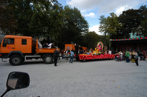 Click to begin slideshow 03.jpg