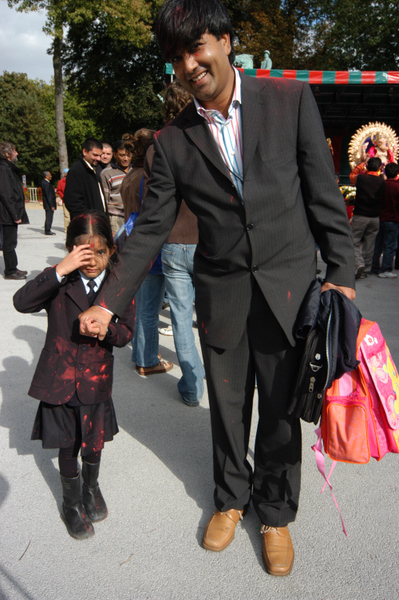 Click to begin slideshow 04.jpg