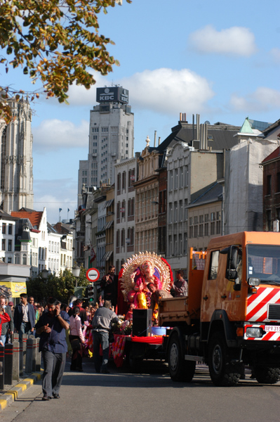 Click to begin slideshow 05.jpg