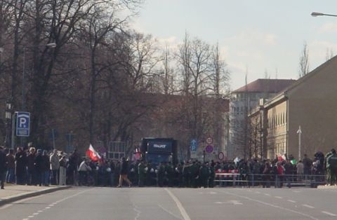 06-Nazis-verzamelen  aan een kant van de Elbe.jpg