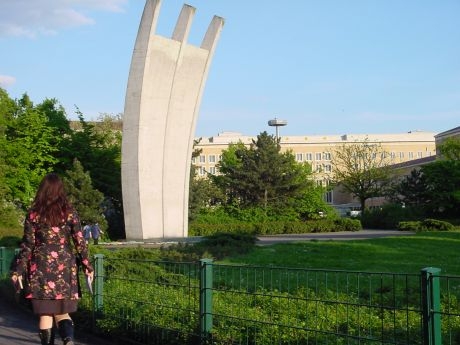 Click to begin slideshow 08-Herinneringsmonument-Luchtbrug-Tempelhof.jpg