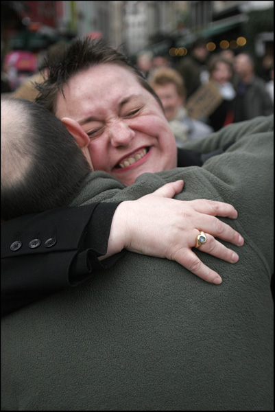 Click to begin slideshow 08free _hug.jpg
