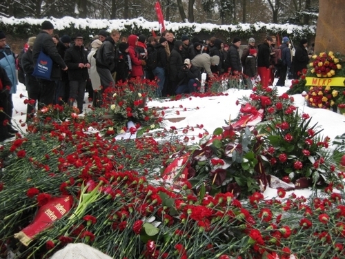 Click to begin slideshow 09-21-bedolven-onder-de-anjers.jpg