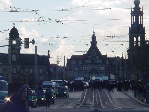 09-De poltie schermt de elbe-brug af.jpg