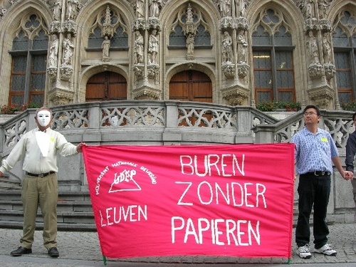 1 - Om 1930 start de actie aan het stadhuis.jpg