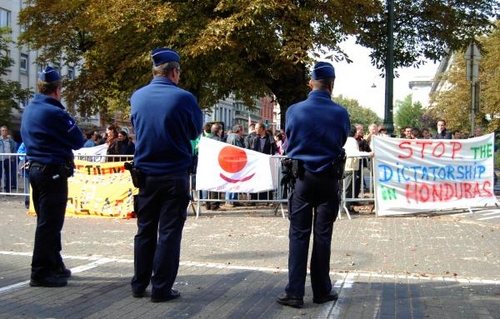 1.FRENTE A LA EMBAJADA.JPG