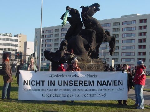 Click to begin slideshow 12-Overlevenden 13-2-45 niet in onze naam.jpg