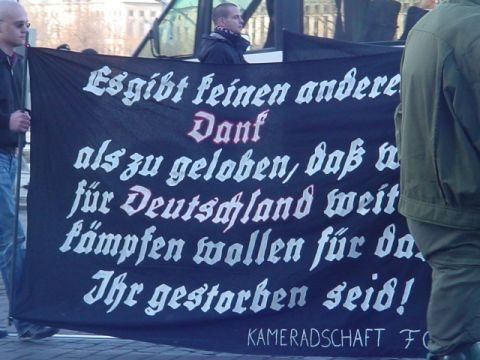 Click to begin slideshow 18. Er bestaat geen andere weg dan verder te strijden waarvoor jullie gestorven zijt..jpg