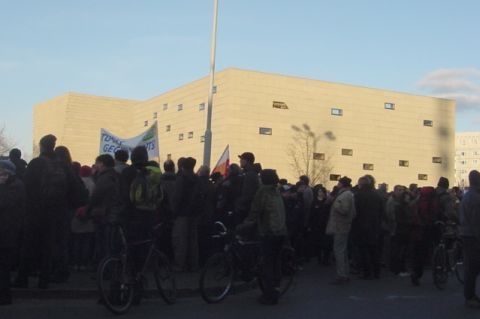 Click to begin slideshow 19. Demokratie-betoging verhinder voorbijtrekken Nazis aan de Synagoge.jpg