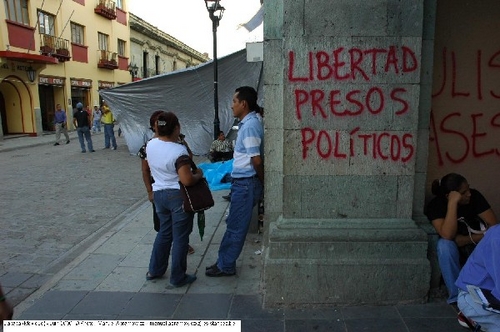 Click to begin slideshow 2-Oaxaca-juin 2006-Photo Manuel ABRAMOWICZ.jpg