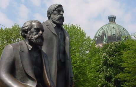 Click to begin slideshow 27-b-Marx-en-Engels-aan-de-Alexanderplatz.jpg