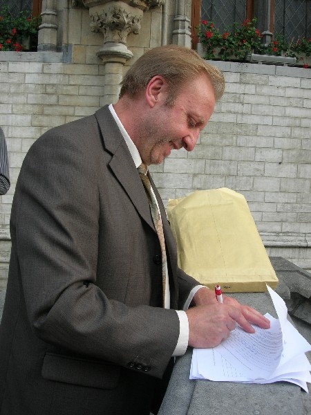 7 - Enkele gemeenteraadsleden ondertekenen de petitie.jpg