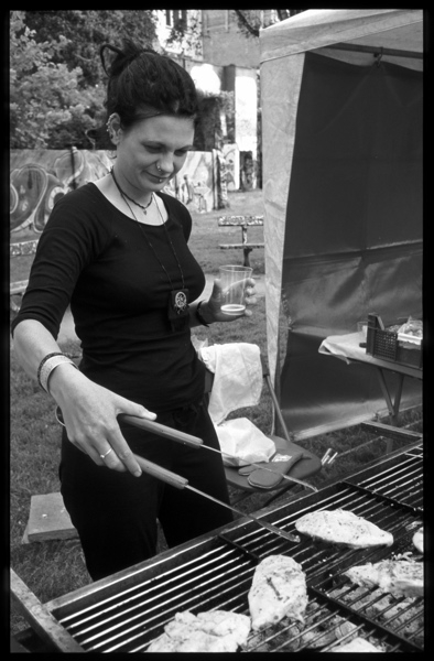 Click to begin slideshow AnjaAanBBQ.jpg