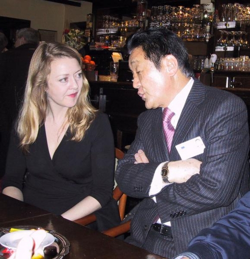 Click to begin slideshow Anniefujitu.jpg