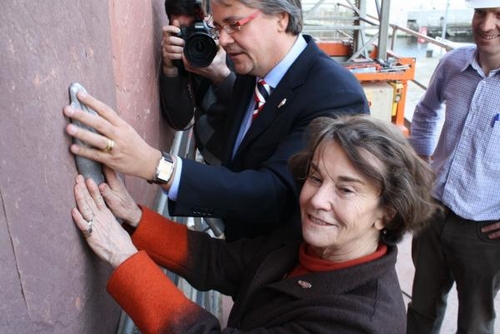 Click to begin slideshow Dora Janssens plaats met Philip Heylen het eerste handje!.jpg