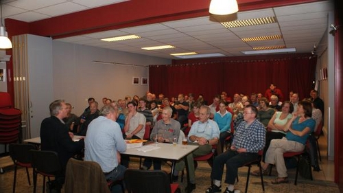 Een goed gevulde zaal in textielhuis.JPG