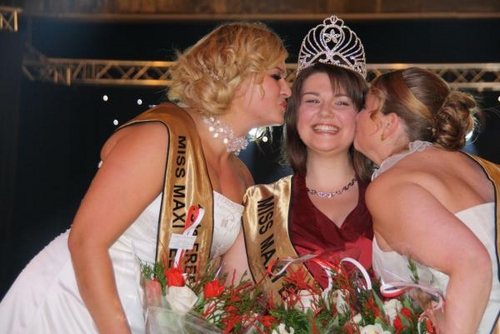 Eredames Els Leonard en Sylvia Opitek feliciteren Alexandra.jpg