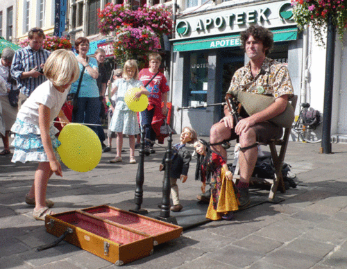 Ge-puppetbusker-27.gif