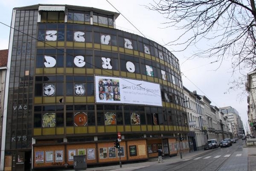 Click to begin slideshow Het Glazen Huis.jpg