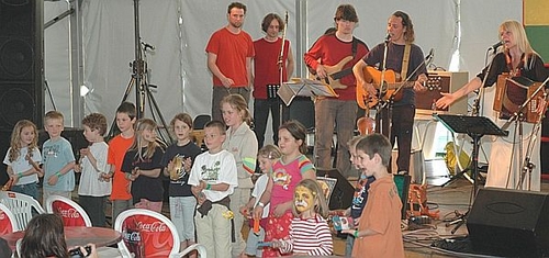 Hilde Frateur met kinderen 13-05-2006.jpg