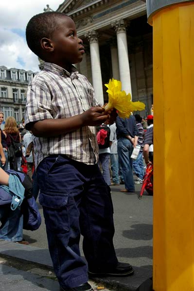 JONGEN MET BLOEM.jpg