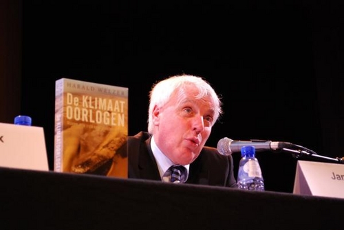 Jamie Shea naast Welzer's boek De Klimaatoorlogen .jpg Jamie Shea naast Welzer's boek De Klimaatoorlogen .jpg