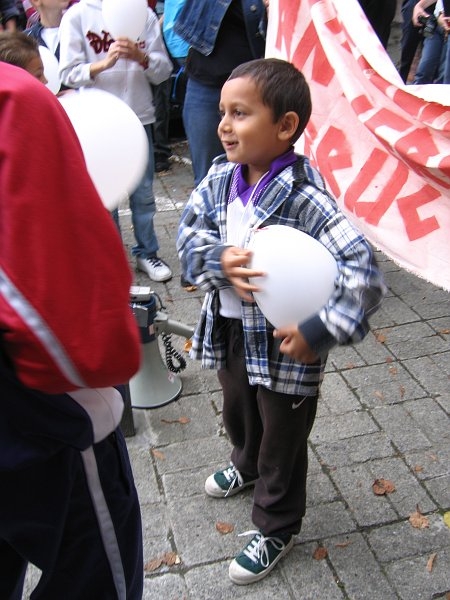 Jongen met witte ballon - betoging Tienen.jpg