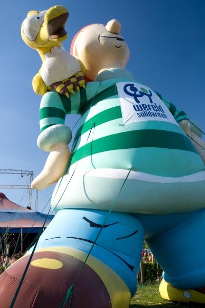 Click to begin slideshow ManuMundo20083581.jpg