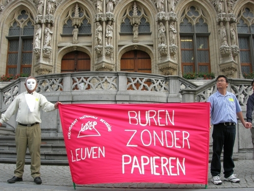 Mensen zonder Papieren Leuven voeren actie aan het stadhuis.jpg Mensen zonder Papieren Leuven voeren actie aan het stadhuis.jpg