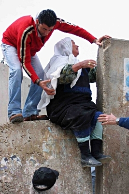 Click to begin slideshow Palestina muur.jpg