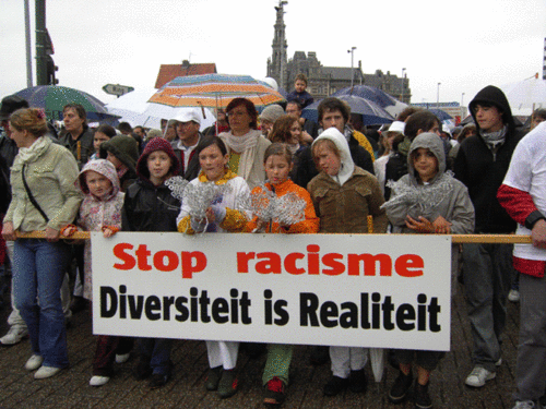 Q-Ma-stopracisme-1.gif