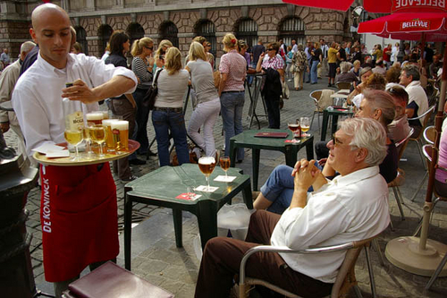 _IGP1806 Kelner van dienst.jpg