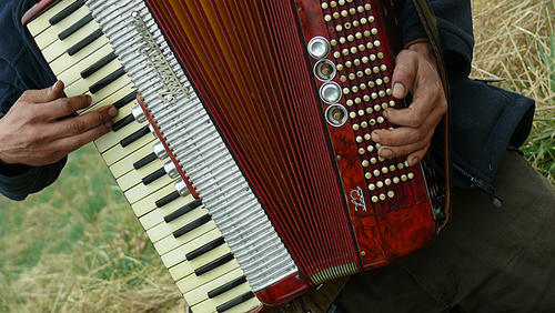 Click to begin slideshow accordeon.jpg