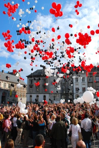 ballonnen oplaten op Sint-Pietersplein.jpg