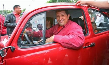 chavez in autotje.jpg