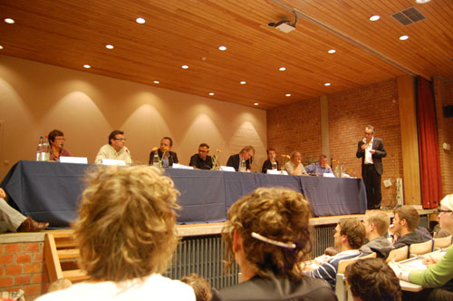 Click to begin slideshow debat1.jpg