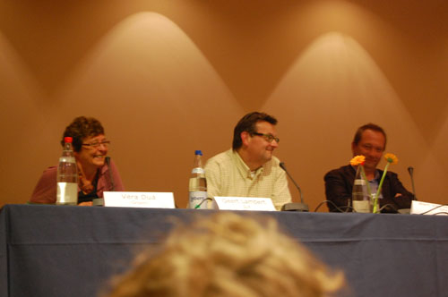 Click to begin slideshow debat3.jpg