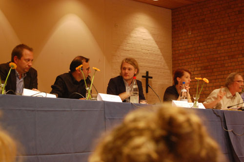 Click to begin slideshow debat4.jpg