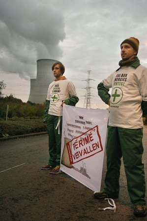 Click to begin slideshow greenpeace_tihange08.jpg