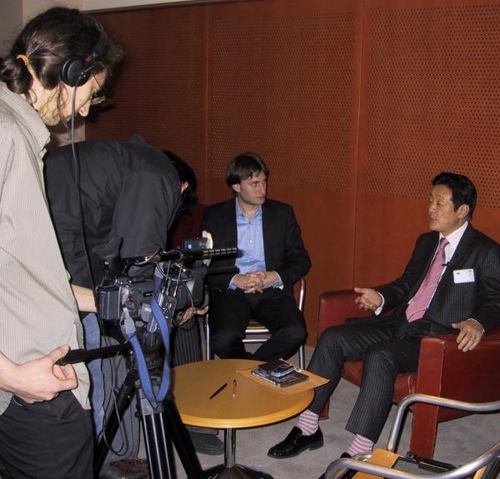 Click to begin slideshow interviewfujitu.jpg